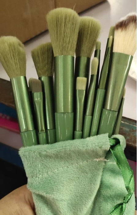 13-Piece Makeup Brush Set - 13 Green Cloth Bags POLITICSLADY